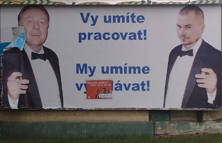 Billboard s Topolánkem a Dalíkem a sloganem Vy umíte pracovat, my umíme vydělávat. 17.8.2009, Pardubice, proti Hypernově