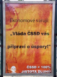 vláda ČSSD vás připraví o úspory; zadní stěna autobusové zastávky u hlavního nádraží ČD v Pardubicích, foceno 10.5.2010 v 16:45