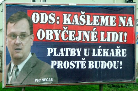 ODS: Kašleme na obyčejné lidi, platby u lékaře prostě budou!, u benzínové stanice ÖMV v Chrudimi, foceno 5.4.2010 v 14:40